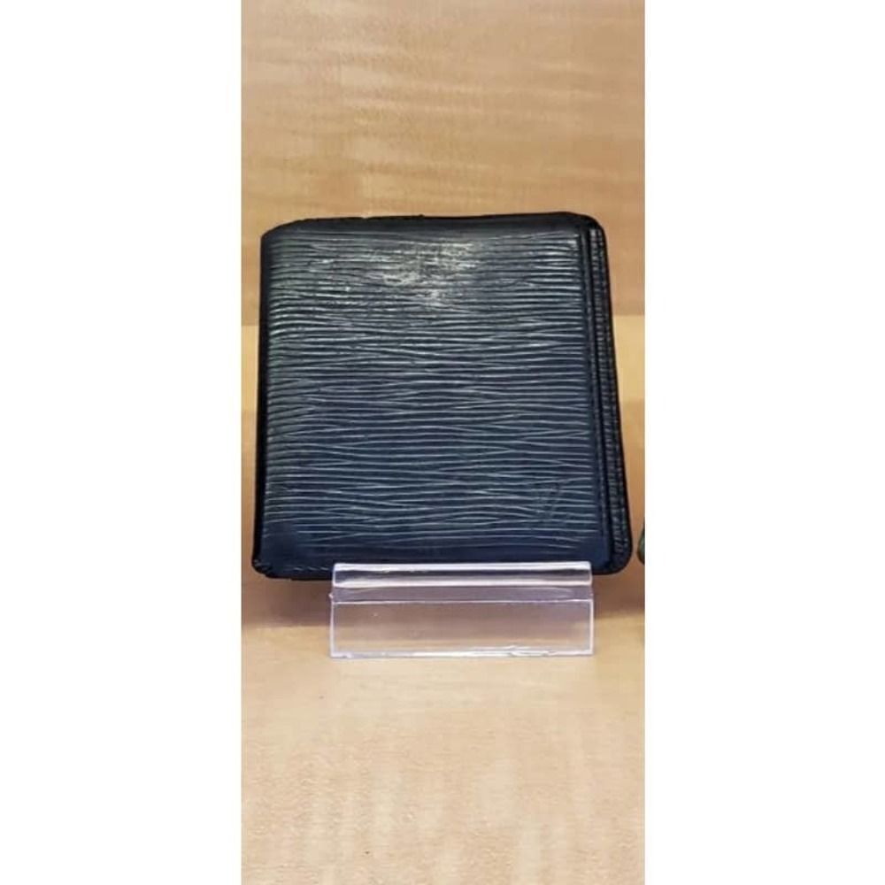 Authentic Louis Vuitton epi folding wallet. CA0095